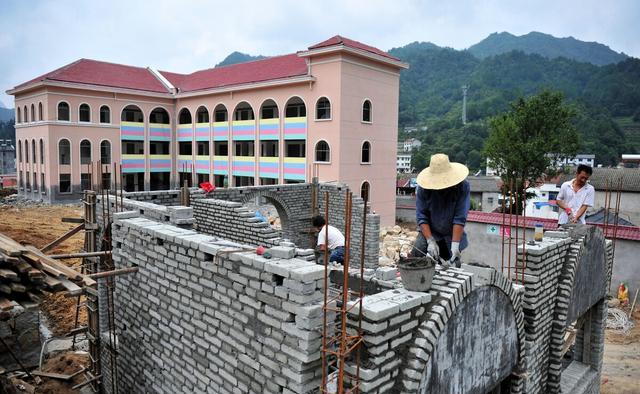 回农村建房，东西两侧都有邻居不好开窗，如何保证全屋明亮？